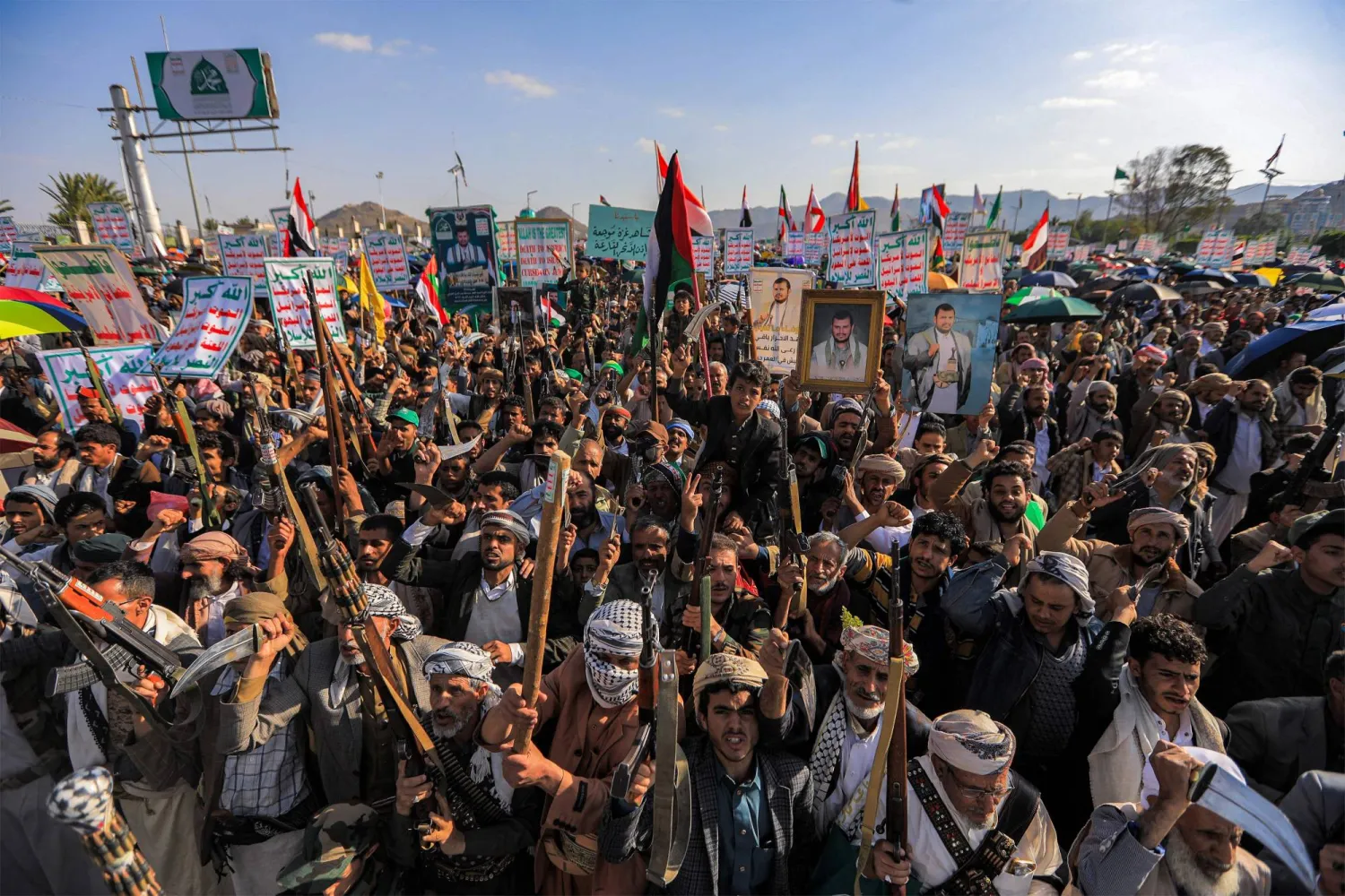 الحوثيون انتهزوا حرب غزة لتجنيد وتعبئة مئات الآلاف من السكان في مناطق سيطرتهم (أ.ف.ب)