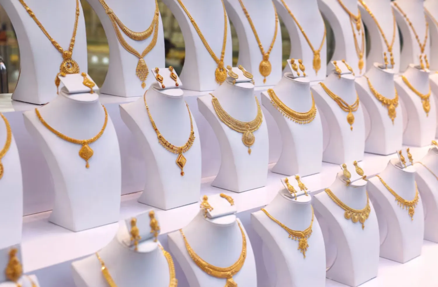 Mannequins with 22 karat gold jewelry displayed, as gold surged past the $4,000 an ounce level for the first time on Wednesday, outside a store in the Jackson Heights neighborhood in the borough of Queens in New York City, US, October 8, 2025. REUTERS/Shannon Stapleton 