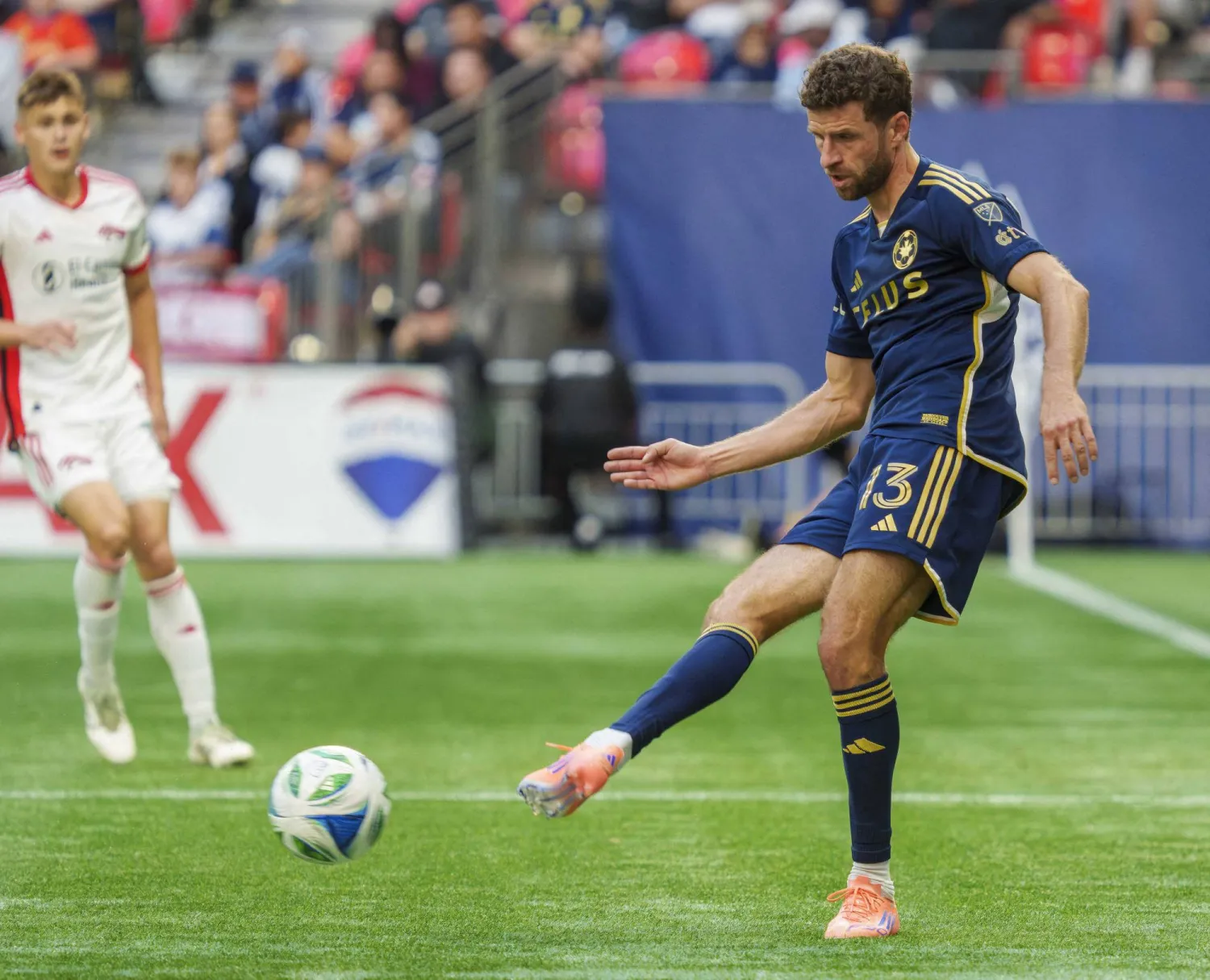 لاعب خط الوسط الألماني الدولي السابق توماس مولر (رويترز)