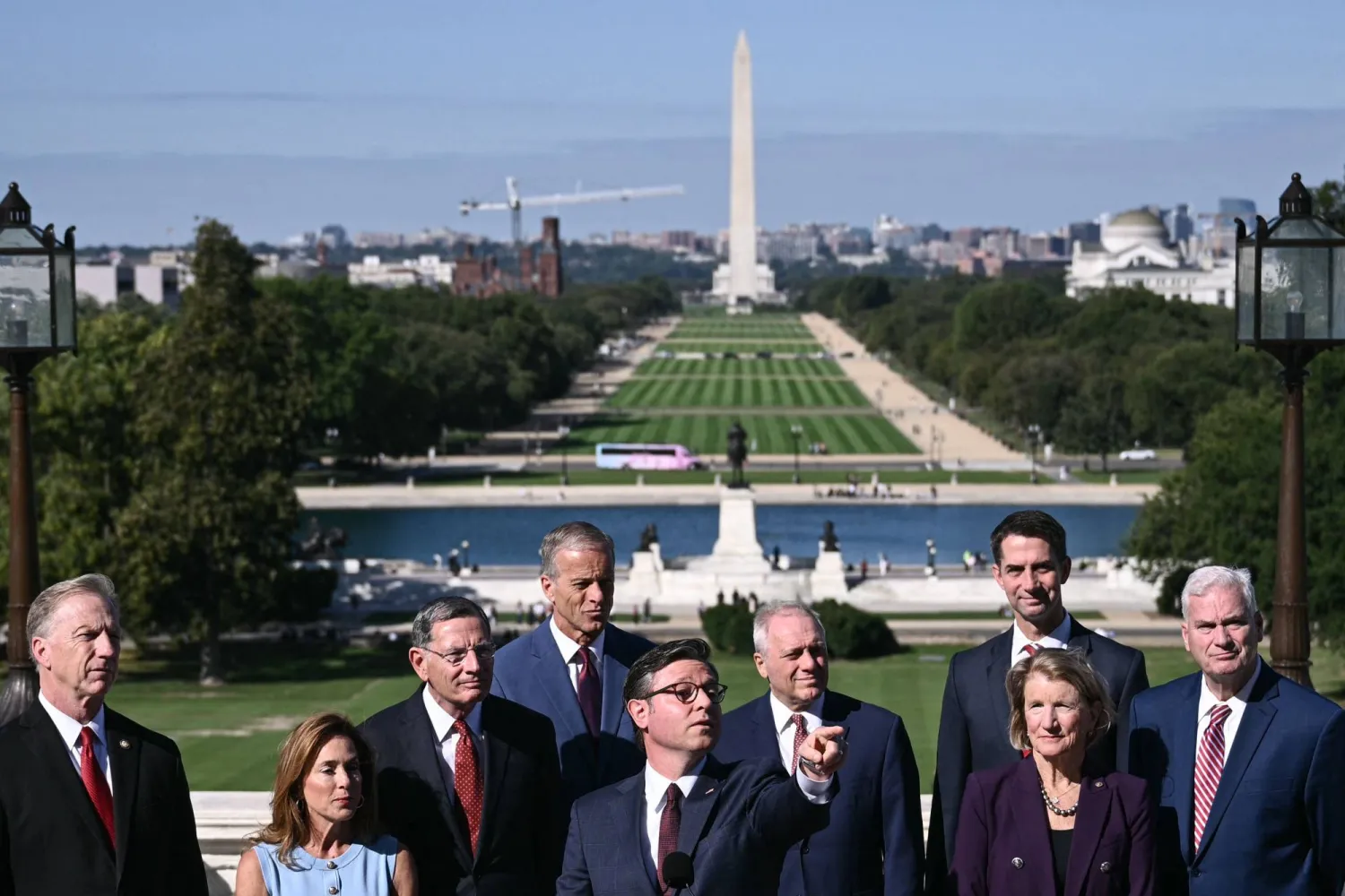 مشرعون جمهوريون يتحدثون مع الصحافيين في 1 أكتوبر 2025 (أ.ف.ب)