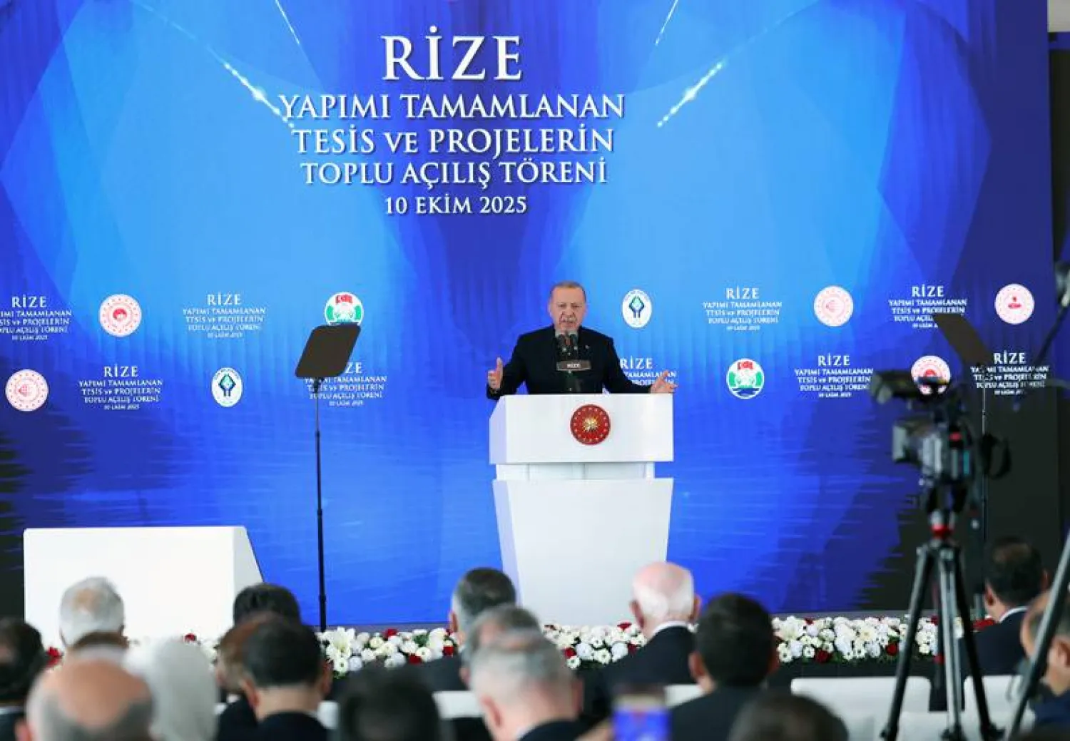 الرئيس التركي رجب طيب إردوغان متحدثاً خلال فعالية في مدينة ريزا بشمال تركيا الجمعة (الرئاسة التركية)