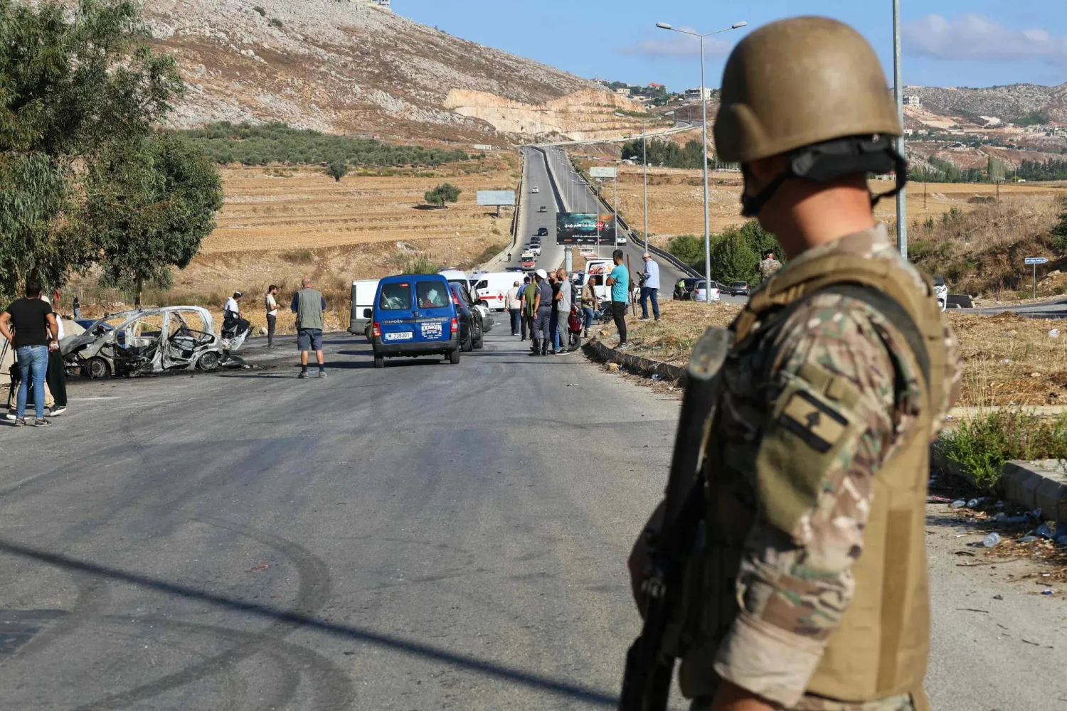 عنصر في الجيش اللبناني في موقع استهداف السيارة بغارة إسرائيلية على طريق الجرمق - الخردلي جنوب لبنان (أ.ف.ب)