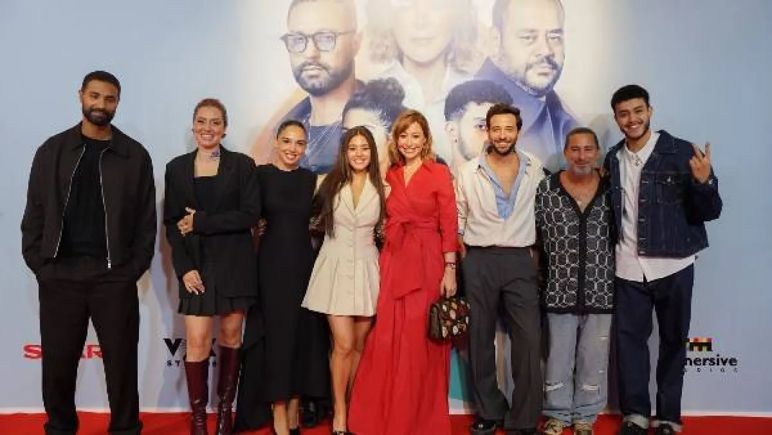 أبطال الفيلم ومخرجه هادي الباجوري في لقطة جماعية (الشركة المنتجة)