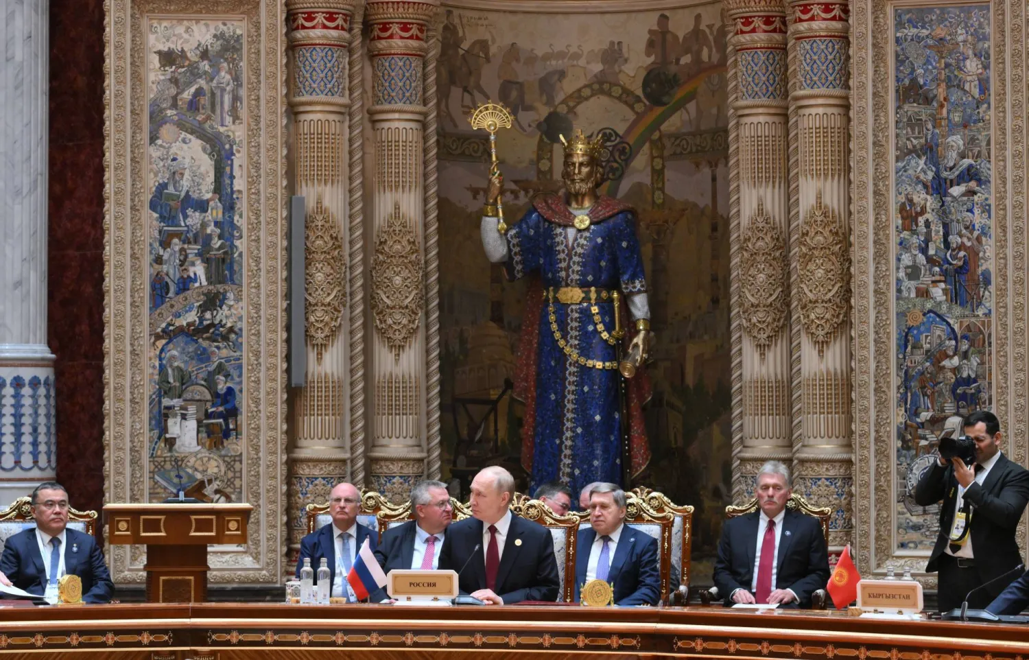 الرئيس القرغيزي صادر جاباروف والرئيس الروسي فلاديمير بوتين والرئيس الطاجيكي إمام علي رحمن يحضرون حفل استقبال قمة رابطة الدول المستقلة في دوشانباي يوم 10 أكتوبر (إ.ب.أ)