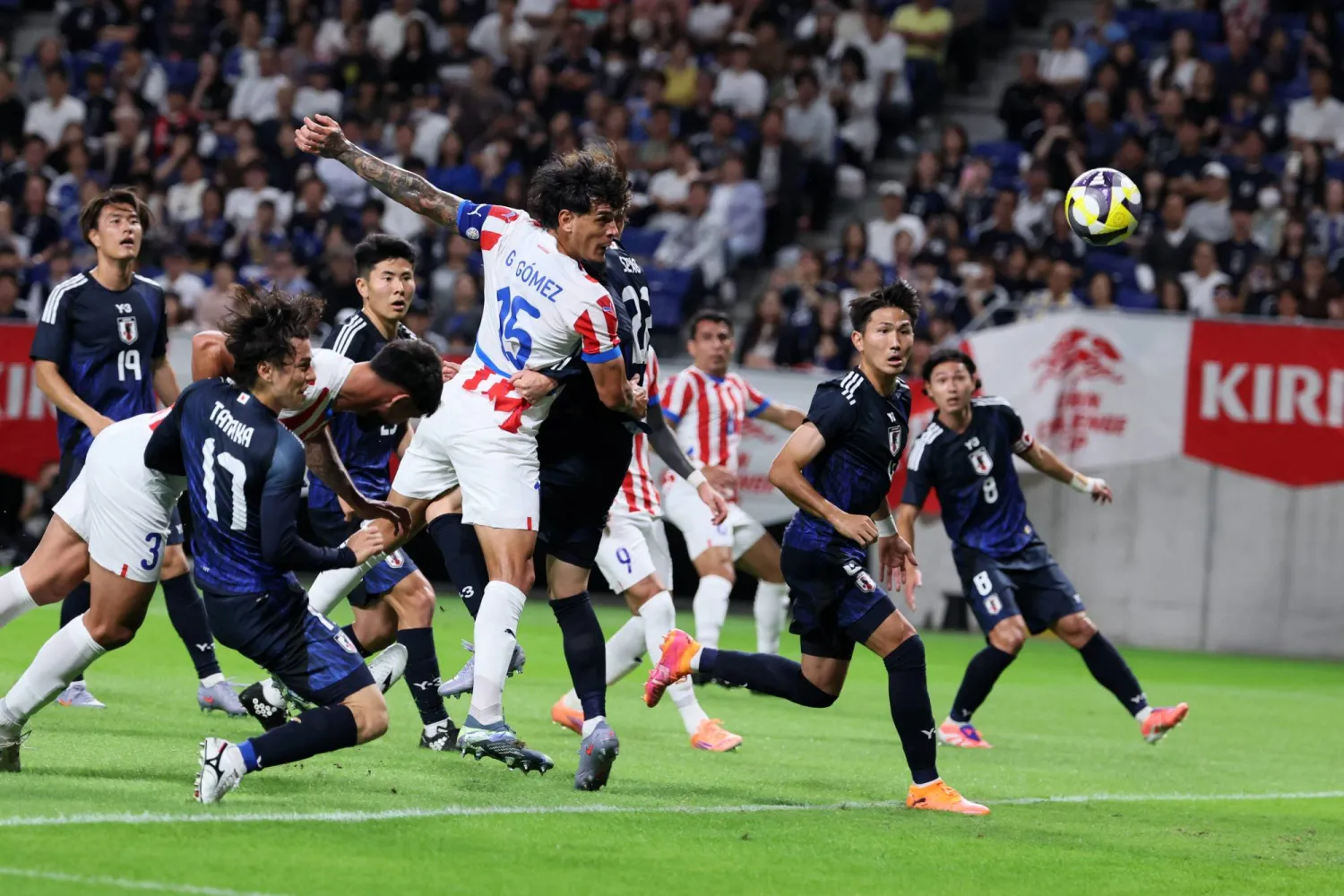 التعادل حكم مواجهة اليابان وباراغواي (إ.ب.أ)