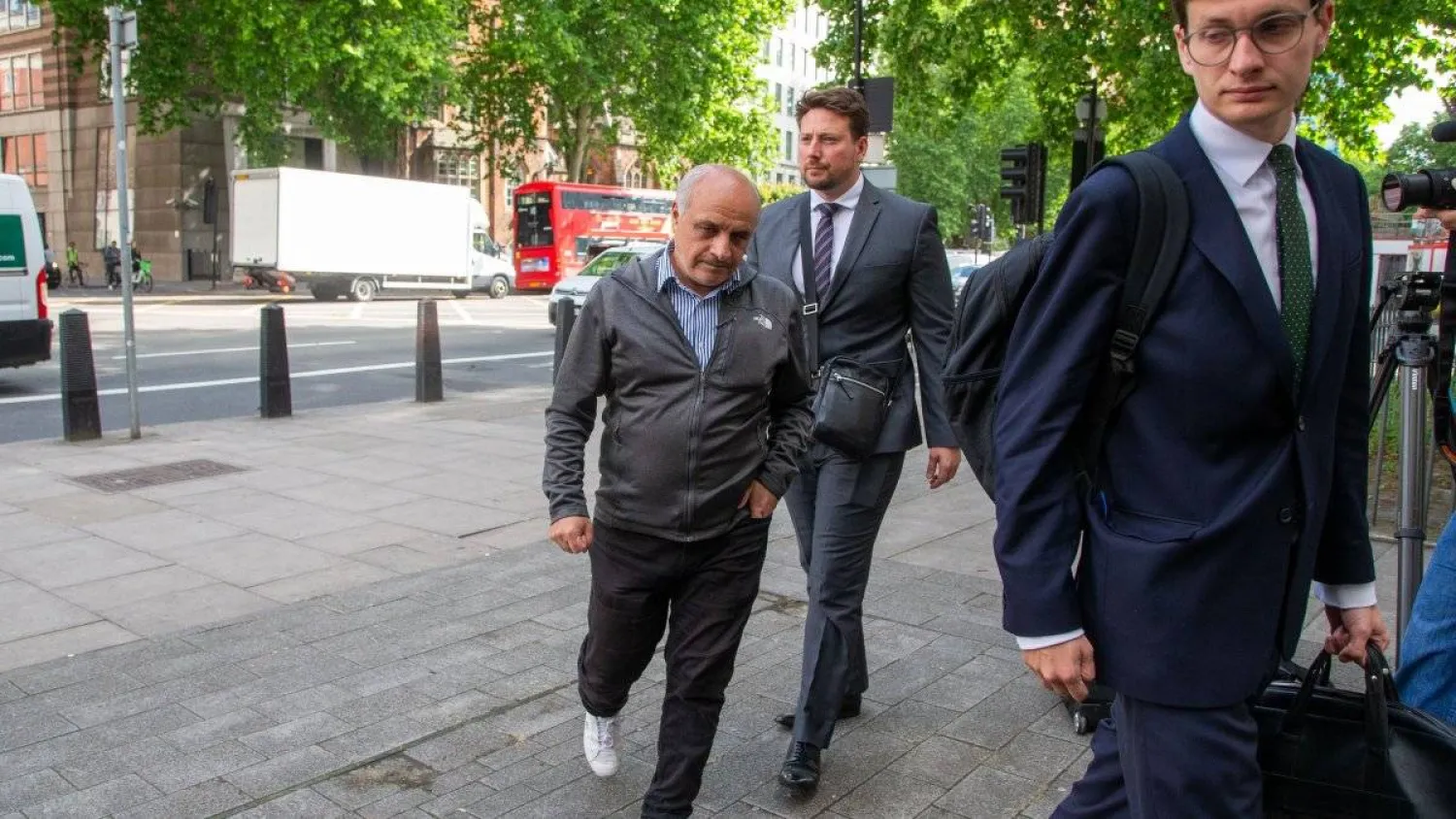 حميد كوسكون أمام محكمة وستمنستر الجزئية للمثول بتهمة إحراق القرآن خارج السفارة التركية بلندن 28 مايو 2025 (رويترز)