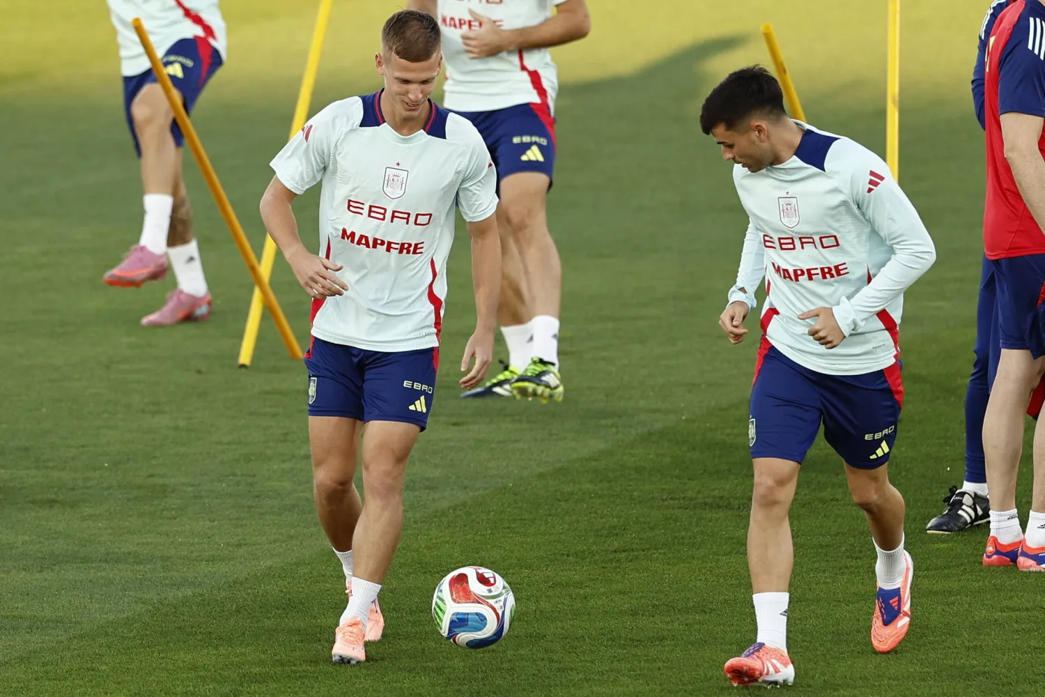 لاعب خط الوسط المهاجم الإسباني داني أولمو (يسار) في تدريبات لا روخا (إ.ب.أ)