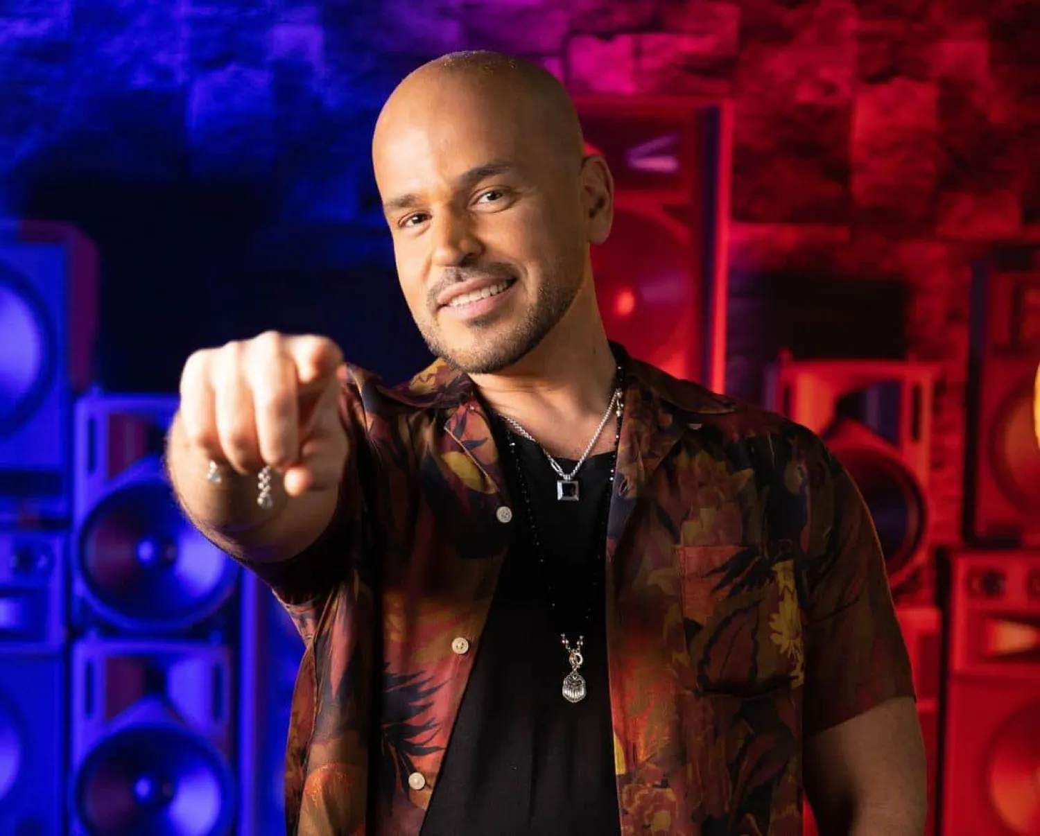 يشارك أبو في عدد من ورش التمثيل لتطوير أدواته والتعرّف إلى خصوصية الأداء أمام الكاميرا (حسابه على فيسبوك)