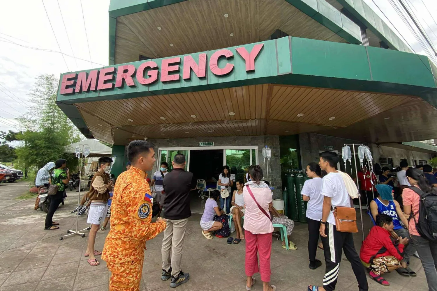 مدخل الطوارئ لأحد مستشفيات الفلبين عقب وقوع زلزال في إقليم دافاو أورينتال (مكتب الإطفاء - أ.ب)