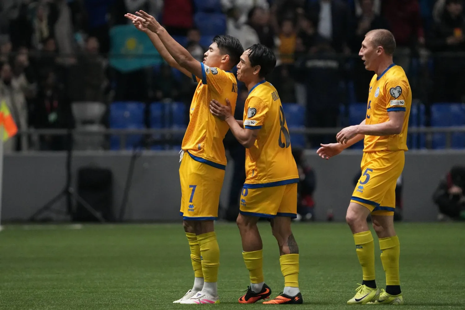 فرحة لاعبي كازاخستان بالفوز على ليختنشتاين (أ.ب)