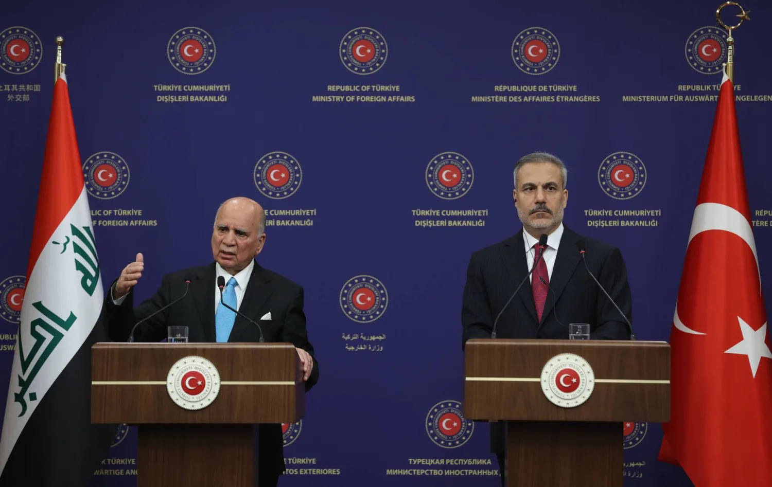 حسين متحدثاً خلال المؤتمر الصحافي مع فيدان في أنقرة (إ.ب.أ)