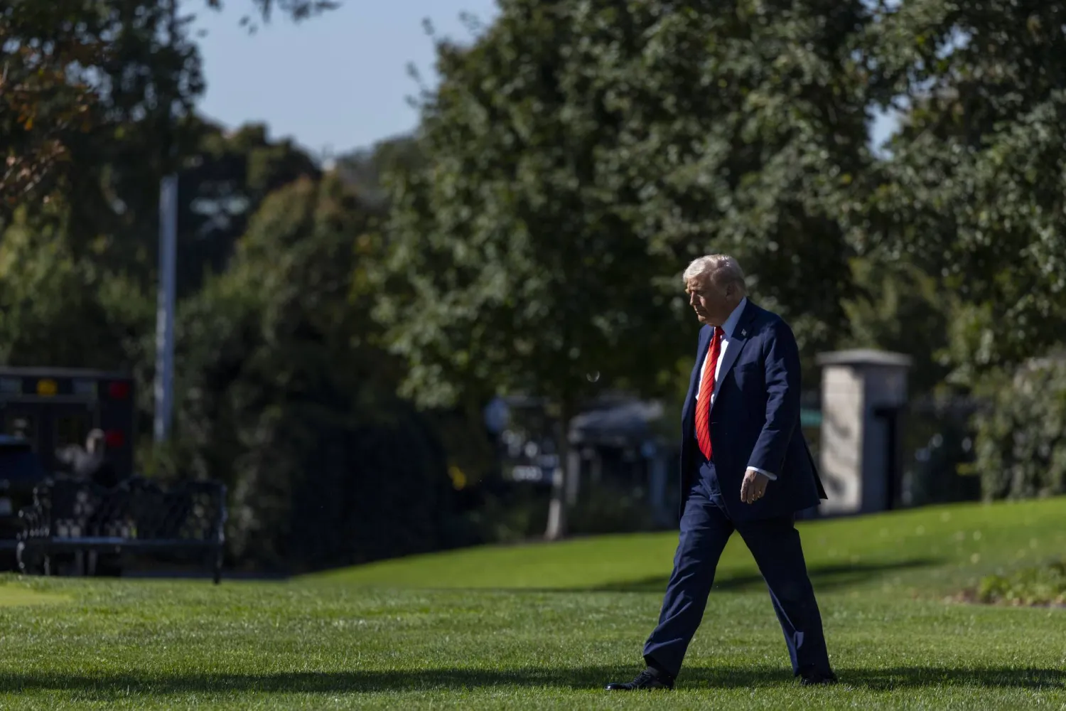 دونالد ترمب يتجه من المكتب البيضاوي إلى طائرة مارين وان في الحديقة الجنوبية للبيت الأبيض (إ.ب.أ)