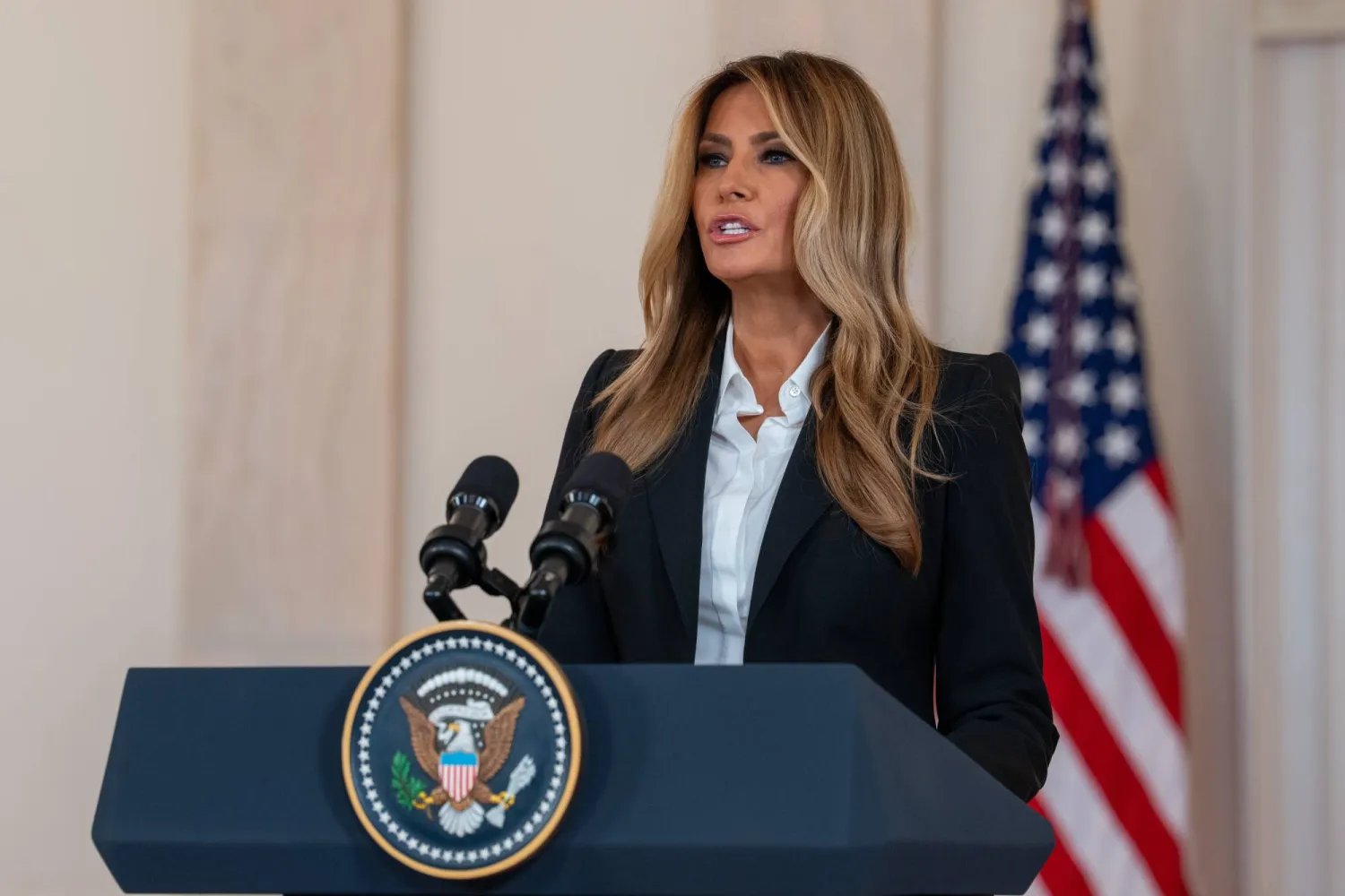 السيدة الأميركية الأولى ميلانيا ترمب خلال إعلان في البيت الأبيض عن إعادة 8 أطفال إلى ذويهم عقب مفاوضات بين فريقها وفريق بوتين (د.ب.أ)