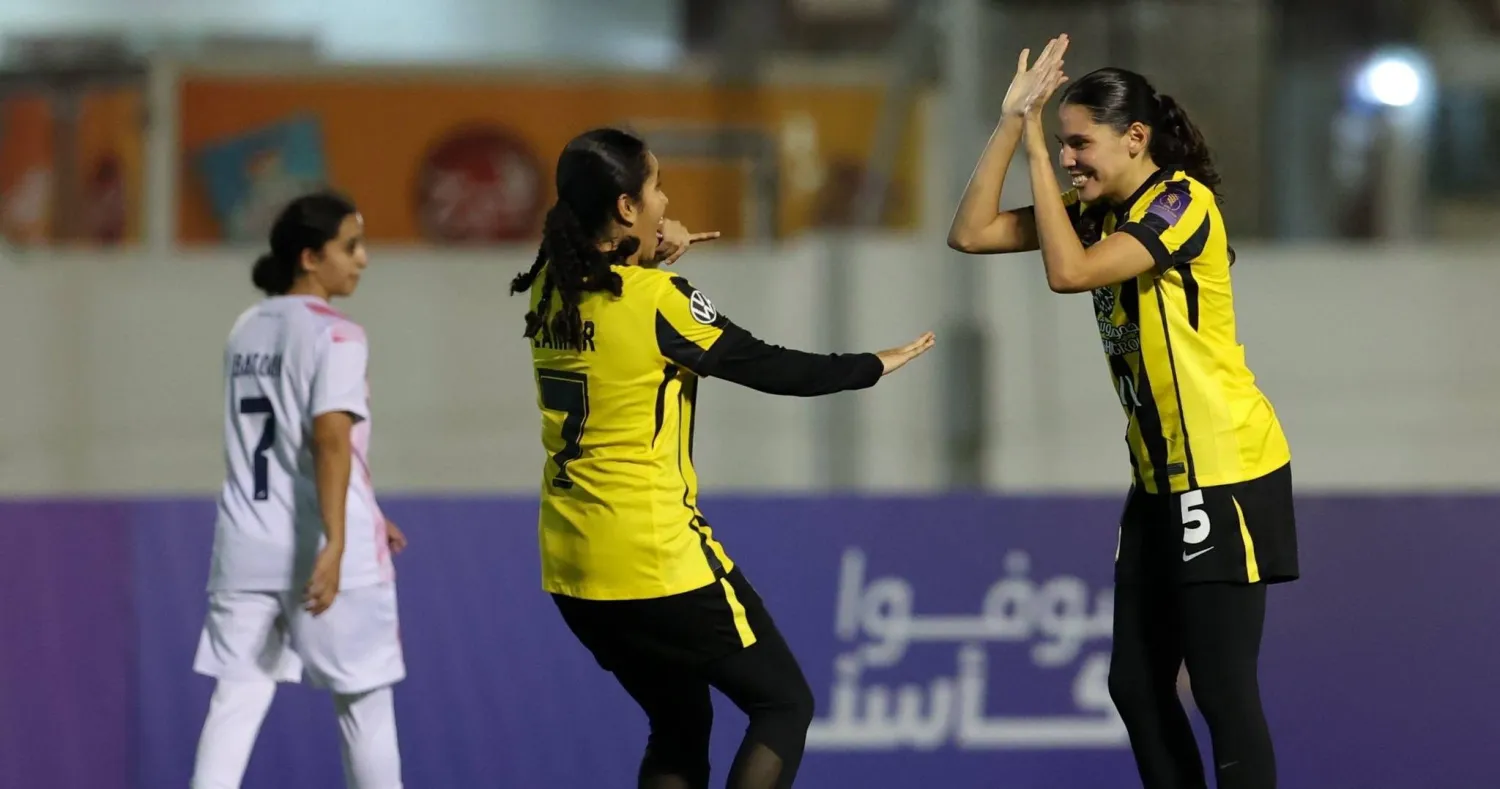 فرحة اتحادية بأحد الأهداف في المباراة (الشرق الأوسط)