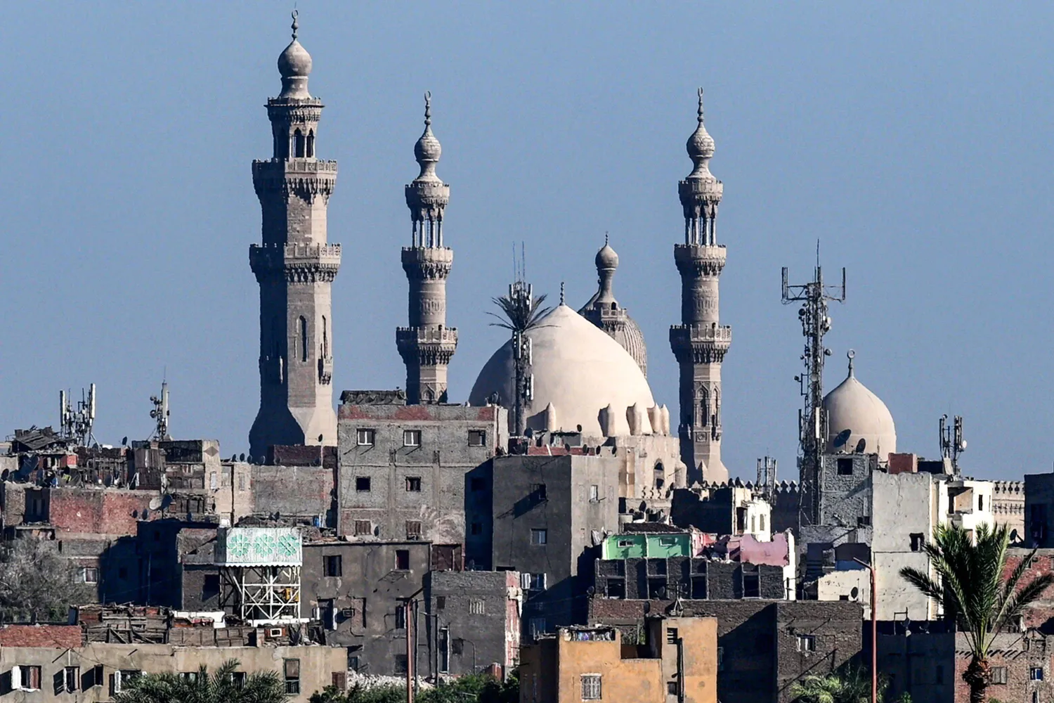 مآذن مسجد السلطان حسن المملوكي ومسجد الرفاعي المجاور في مدينة القاهرة القديمة (أ.ف.ب) 