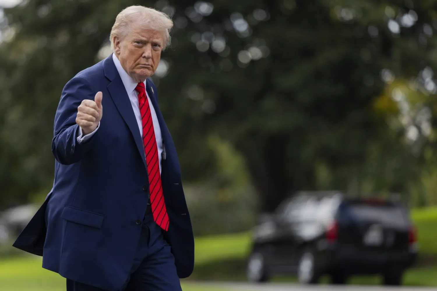 ترمب يتجه إلى المكتب البيضاوي من طائرة مارين وان في الحديقة الجنوبية للبيت الأبيض (إ.ب.أ)