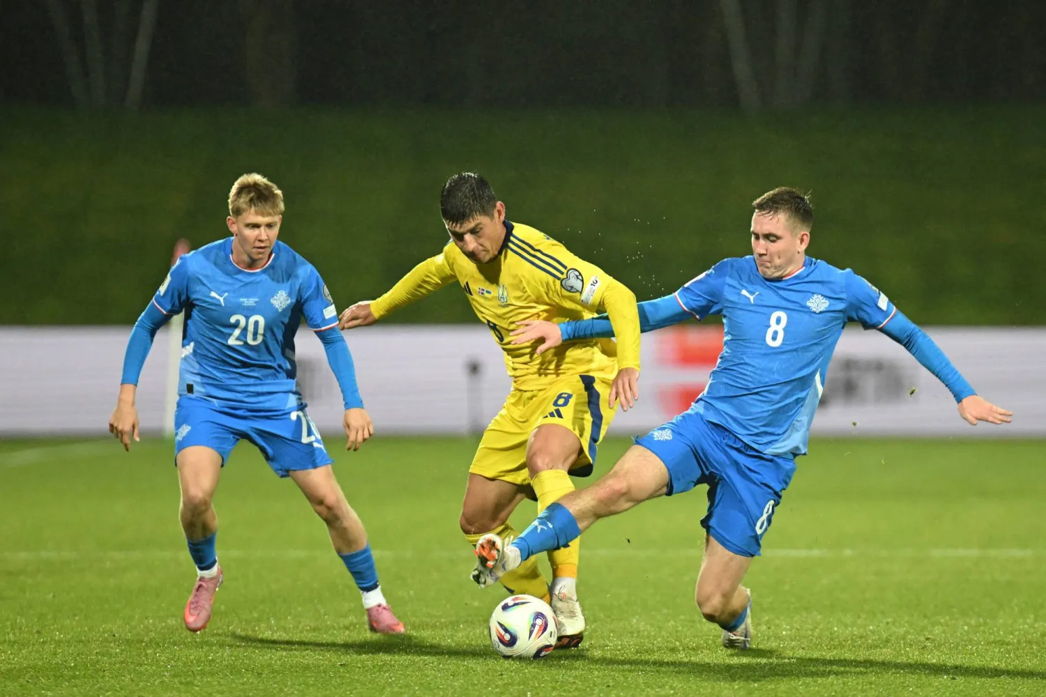 من المباراة التي جمعت آيسلندا وأوكرانيا (أ.ف.ب)
