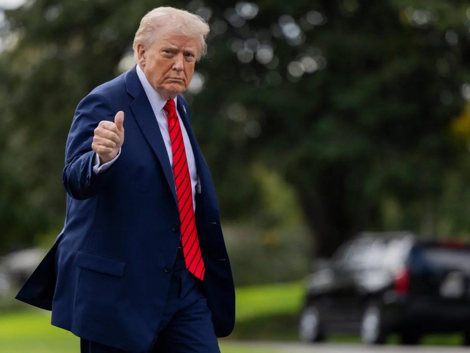 ترمب يتجه إلى المكتب البيضاوي من طائرة مارين وان في الحديقة الجنوبية للبيت الأبيض (إ.ب.أ)