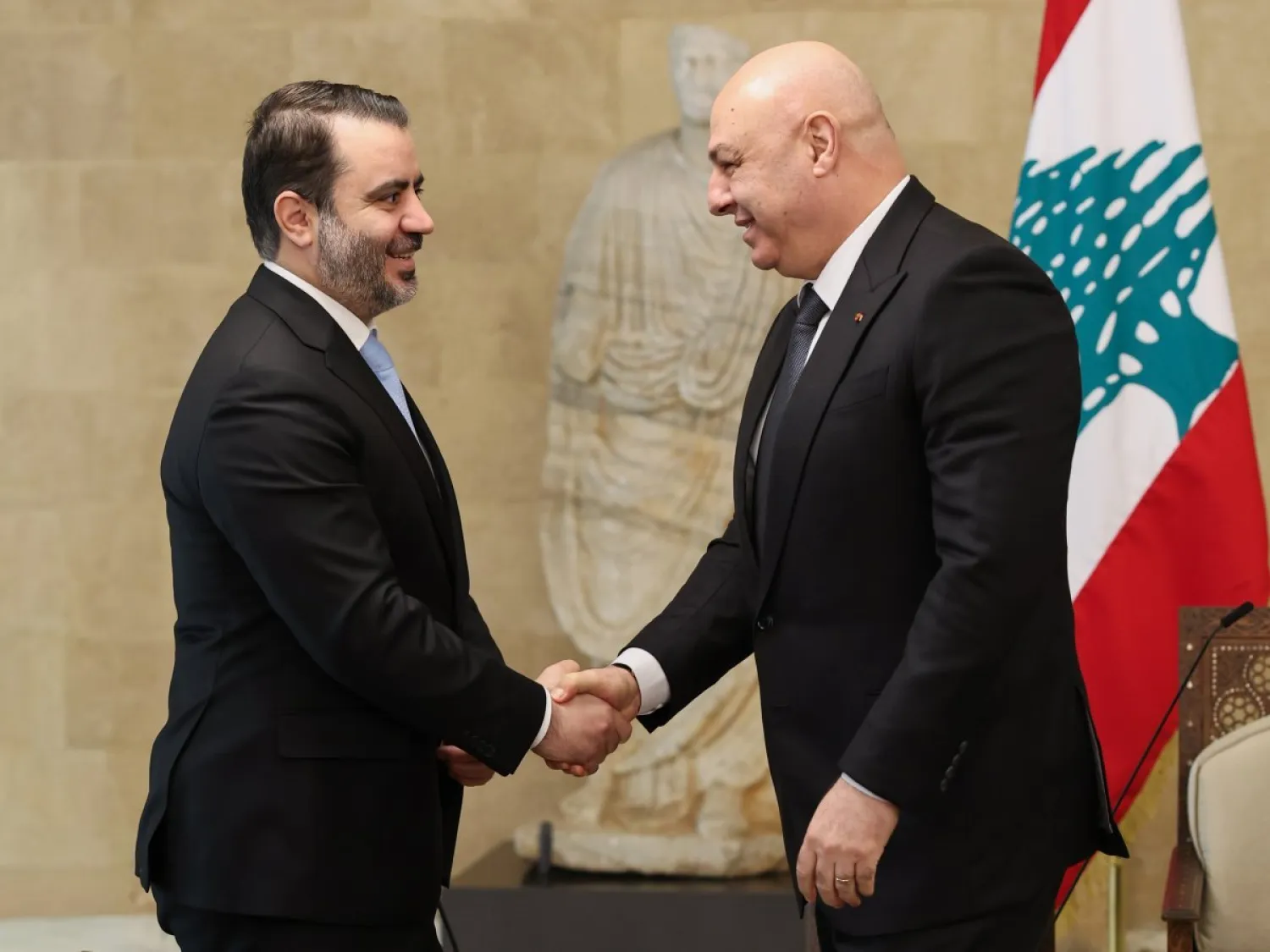 الرئيس اللبناني جوزيف عون يستقبل وزير الخارجية السوري أسعد الشيباني (أ.ب)