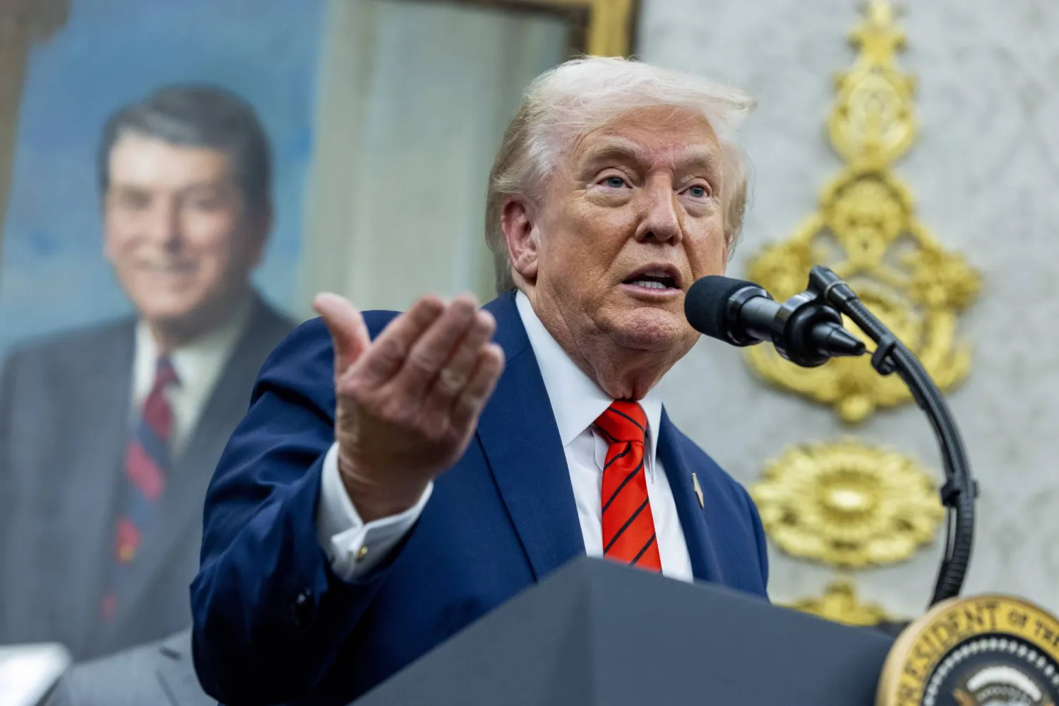 الرئيس الأميركي دونالد ترمب يجيب عن أسئلة الصحافيين في البيت الأبيض (إ.ب.أ)