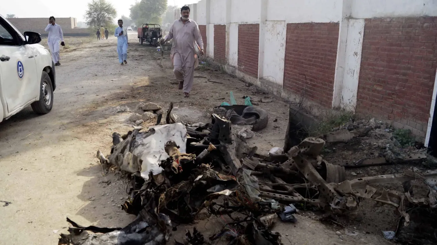 Pakistan'da bir polis karakoluna düzenlenen silahlı saldırının ardından meydana gelen yıkım (EPA)
