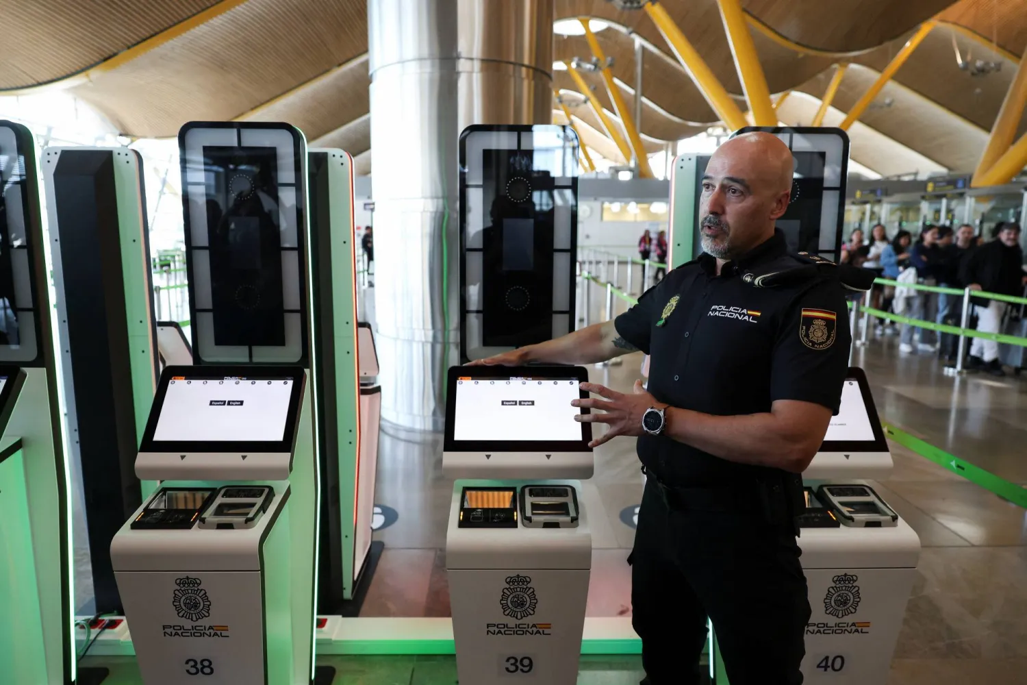 شرطي إسباني يتحدث حول نظام الدخول والخروج «EES» الذي سيطلب من جميع المواطنين من خارج الاتحاد الأوروبي تسجيل بياناتهم الشخصية (رويترز)