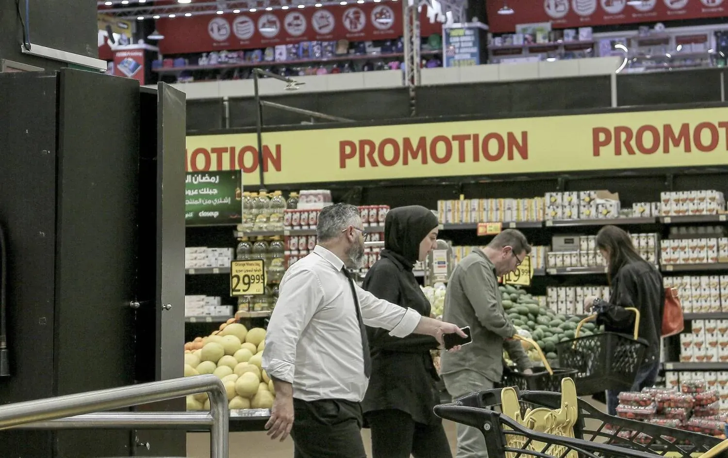 مواد غذائية داخل سوبر ماركت في بيروت حيث ارتفعت الأسعار 81 % خلال عام (د.ب.أ)