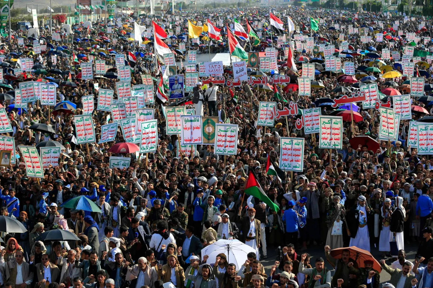 الحوثيون استخدموا أحداث غزة لقمع المطالبين بالمرتبات وكسب المزيد من الأتباع (أ.ف.ب)