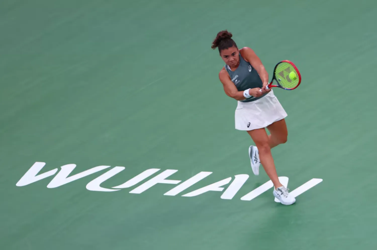 Tennis - WTA 1000 - Wuhan Open - Optics Valley International Tennis Center, Wuhan, China - October 11, 2025 Italy's Jasmine Paolini in action during her semi final match against Coco Gauff of the U.S. REUTERS/Tingshu Wang