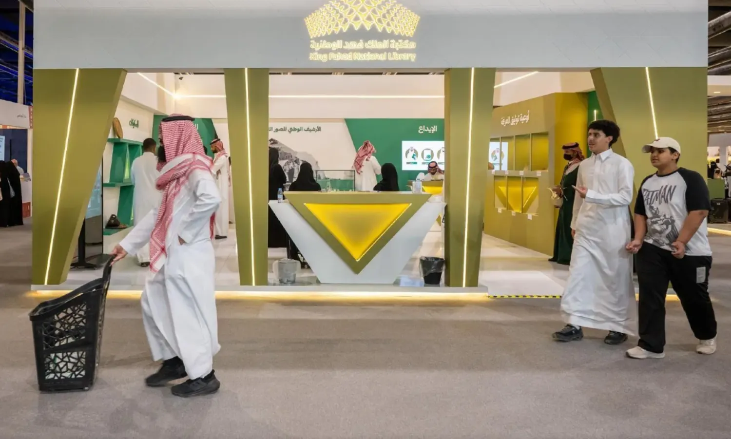 Restoration technicians at the pavilion are providing simple, clear explanations of the step-by-step process used to return damaged manuscripts to their original condition - SPA