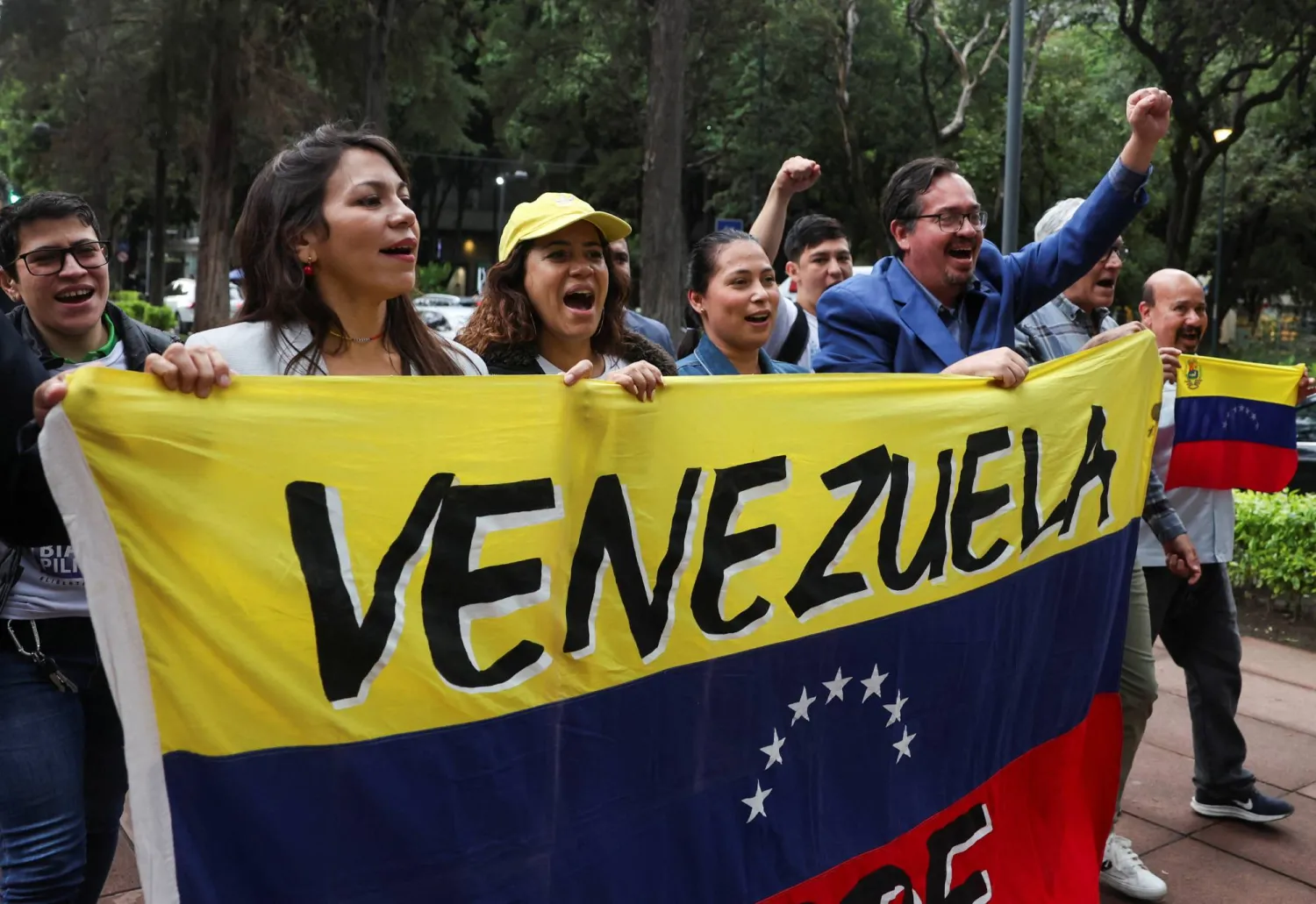 فنزويليون يحتفلون بعد فوز ماتشادو بجائزة «نوبل» في ميكسيكو سيتي يوم 10 أكتوبر (رويترز)