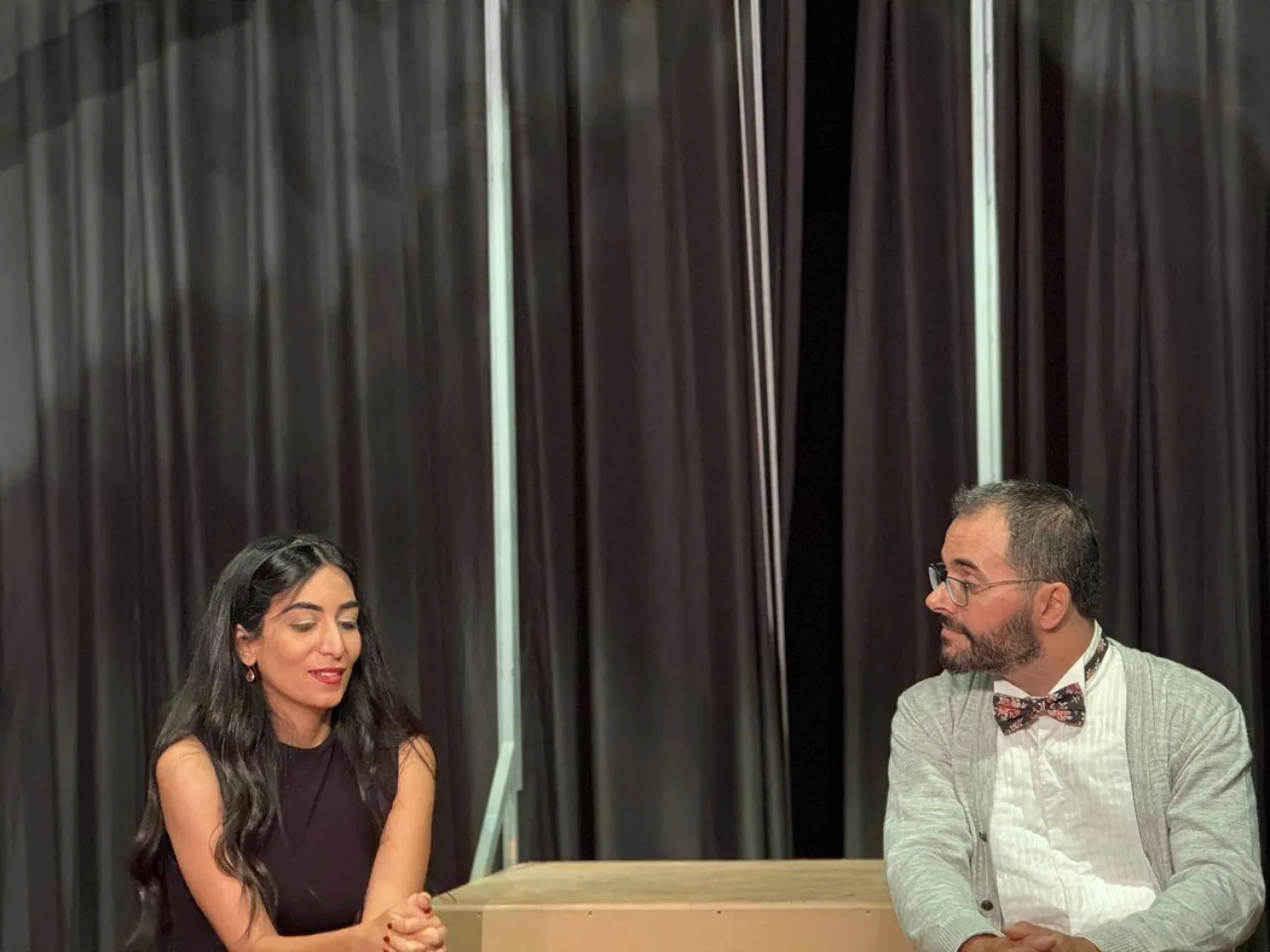 المسرحية تطرح أسئلة الحبّ والوقت والذاكرة في زمن يفيض بالبرمجة (الشرق الأوسط)