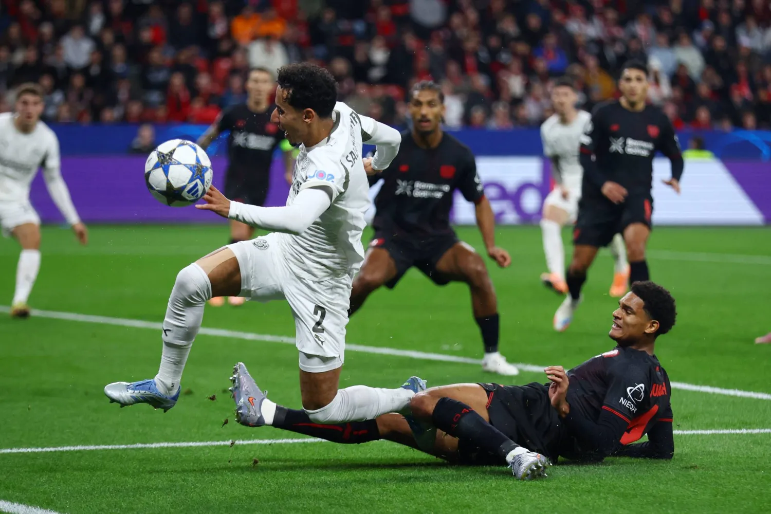 غاريل كوانساه (يمين) خارج تشكيلة إنجلترا للإصابة (رويترز)