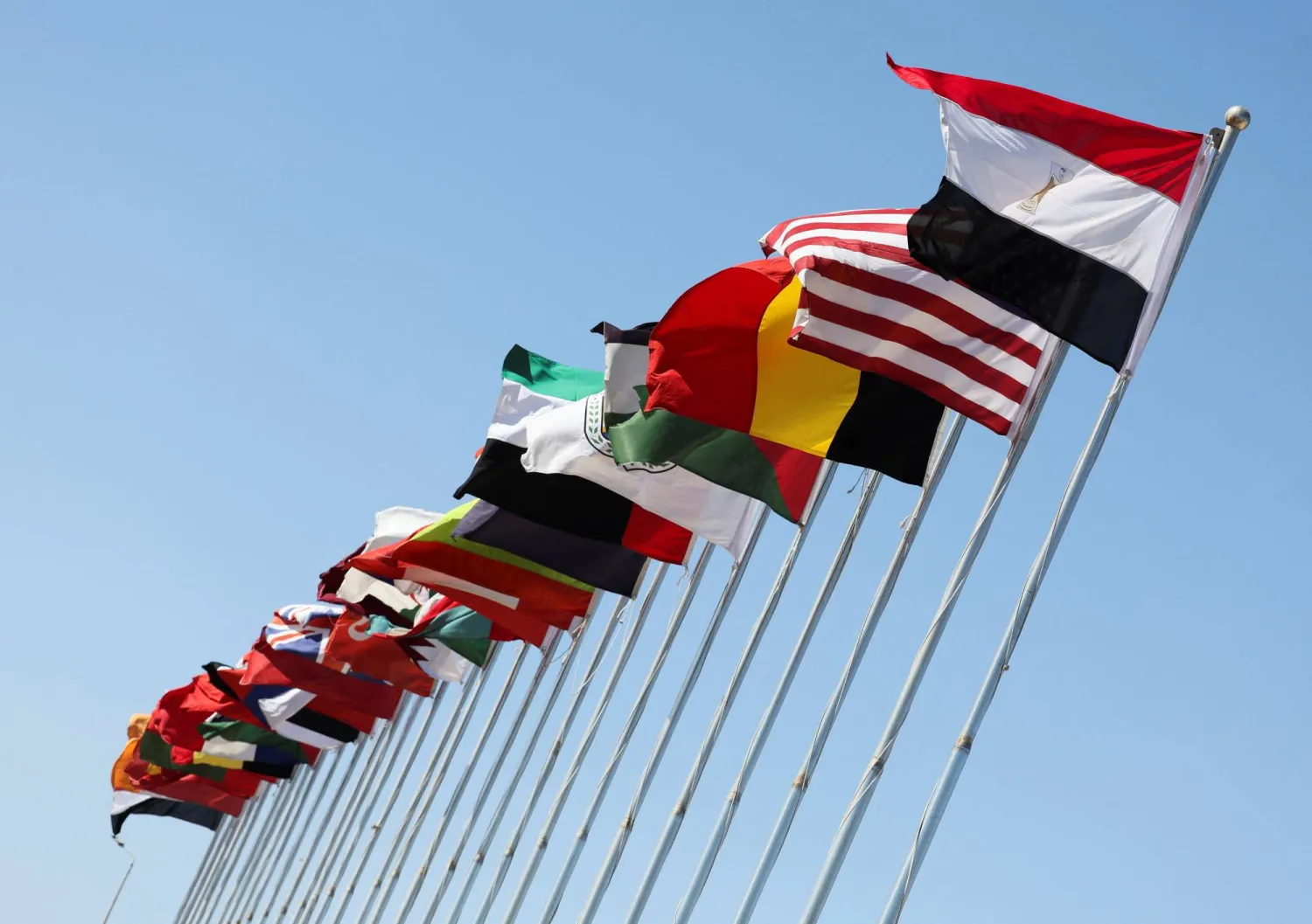 أعلام دول عدة ترفرف في شرم الشيخ تحضيراً للقمة السبت (رويترز)