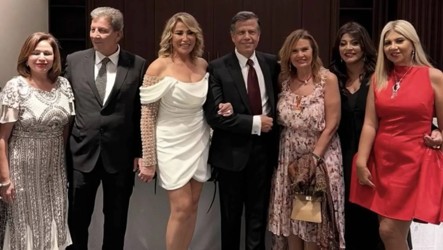 إيناس الدغيدي وزوجها وعدد من حضور حفل عقد القران (حساب إلهام شاهين على موقع «فيسبوك»)