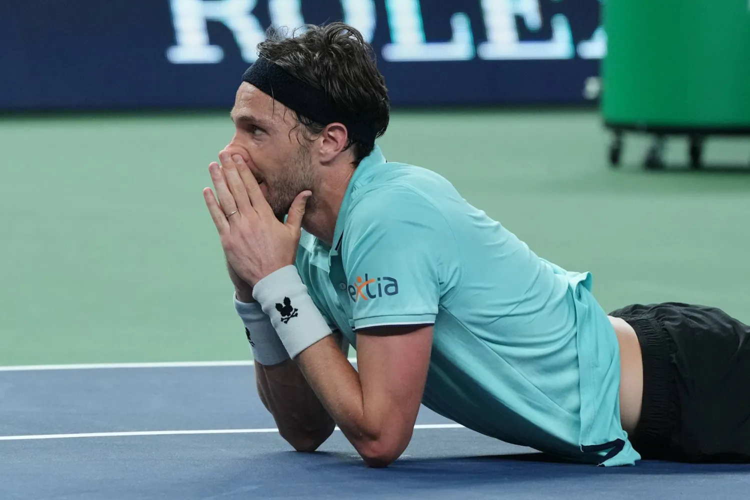 الفرنسي آرثر ريندركينتش لا يصدق فوزه على ميدفيديف (أ.ب)