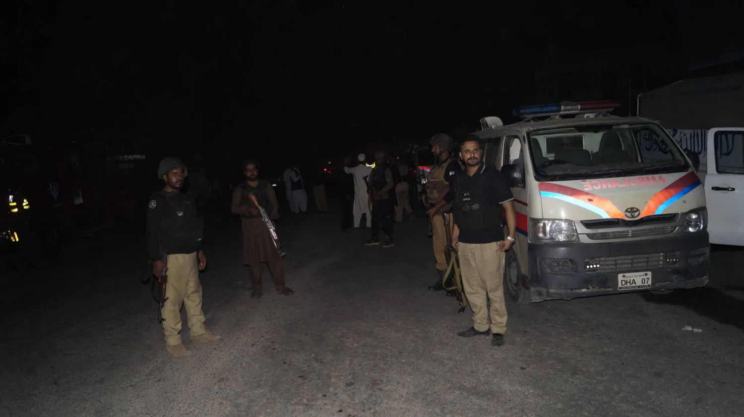 عناصر من قوات الأمن الباكستاني تقف أمام مركز للشرطة بعد تعرضه لهجوم إرهابي (إ.ب.أ)