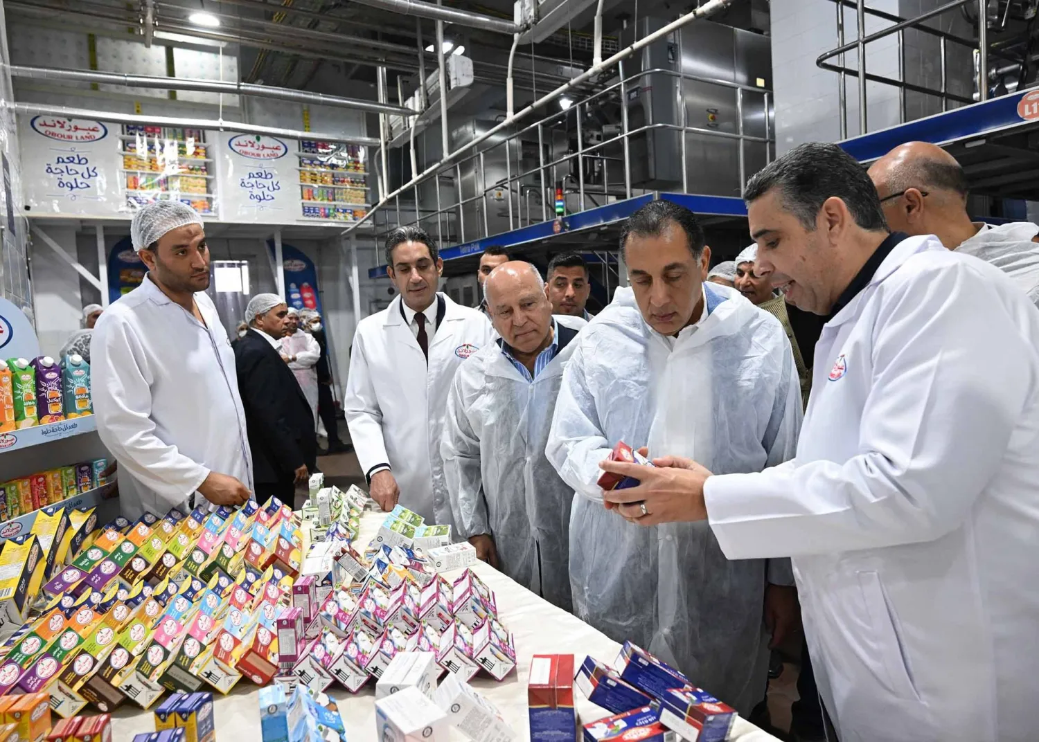 رئيس الوزراء خلال جولة في أحد مصانع القليوبية (رئاسة مجلس الوزراء)