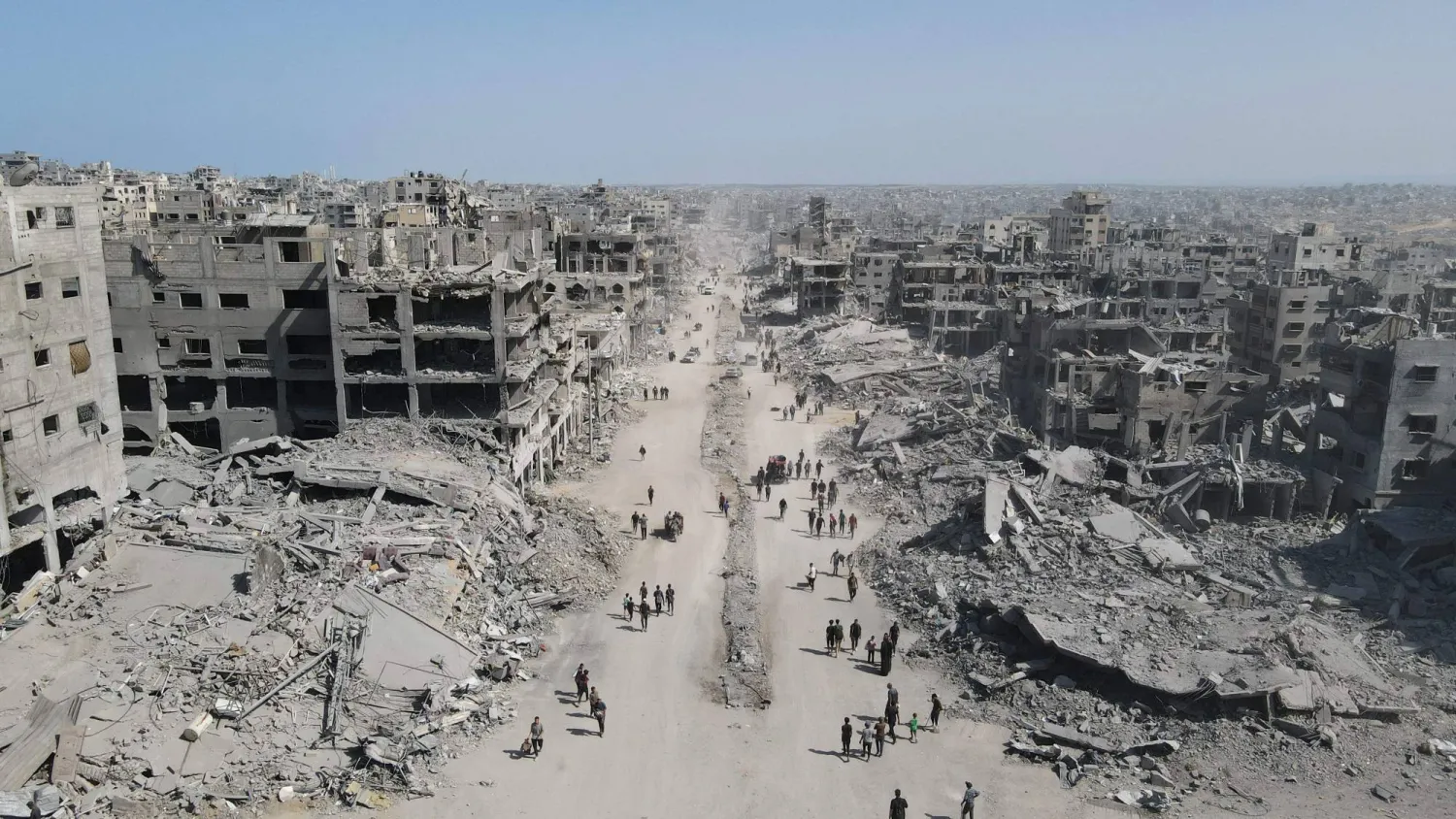 صورة من الجو تظهر حجم الدمار في مدينة غزة بشمال القطاع جراء العمليات العسكرية الإسرائيلية (أ.ف.ب)