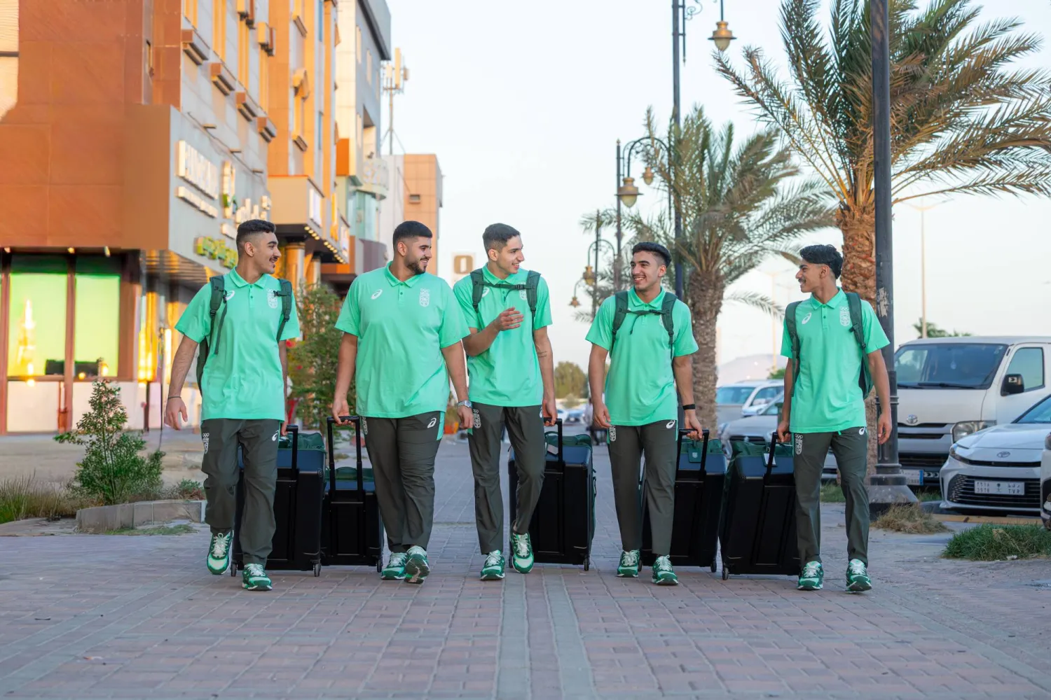 أعضاء فريق السعودية لدى وصولهم إلى الدمام (الشرق الأوسط)