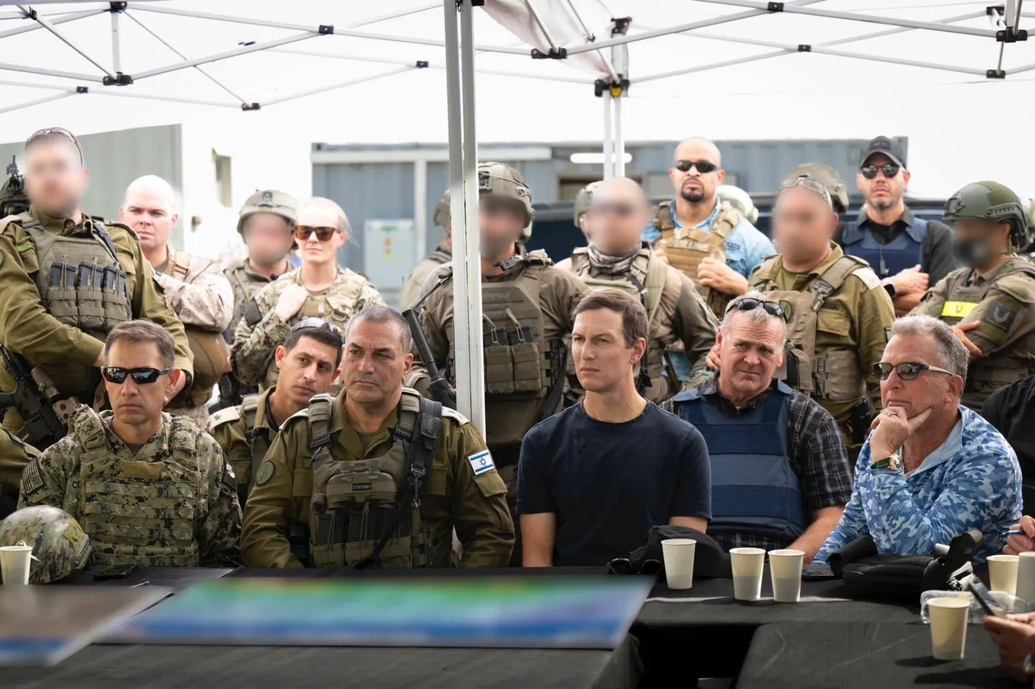 رئيس أركان الجيش الإسرائيلي إيال زامير مع قائد القيادة المركزية الأميركية براد كوبر والمبعوثين الأميركيين ستيف ويتكوف وجاريد كوشنر (الجيش الإسرائيلي)