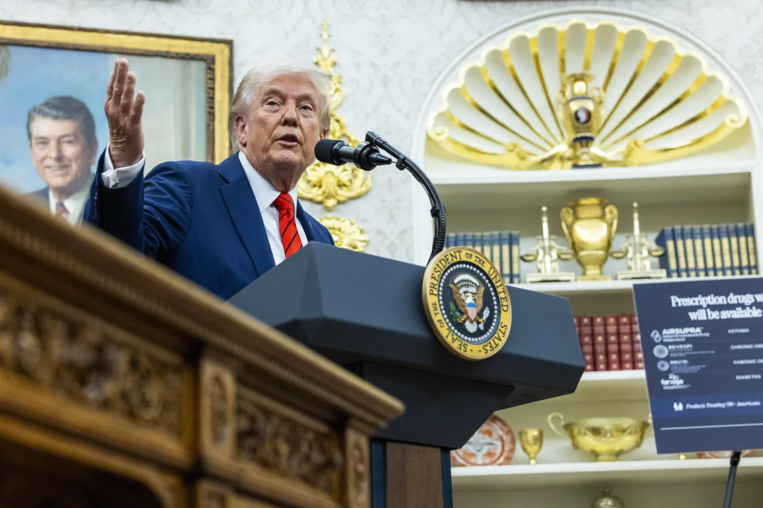 US President Donald Trump responds to a question from the news media in the Oval Office of the White House in Washington, DC, USA, 10 October 2025. EPA/SHAWN THEW / POOL