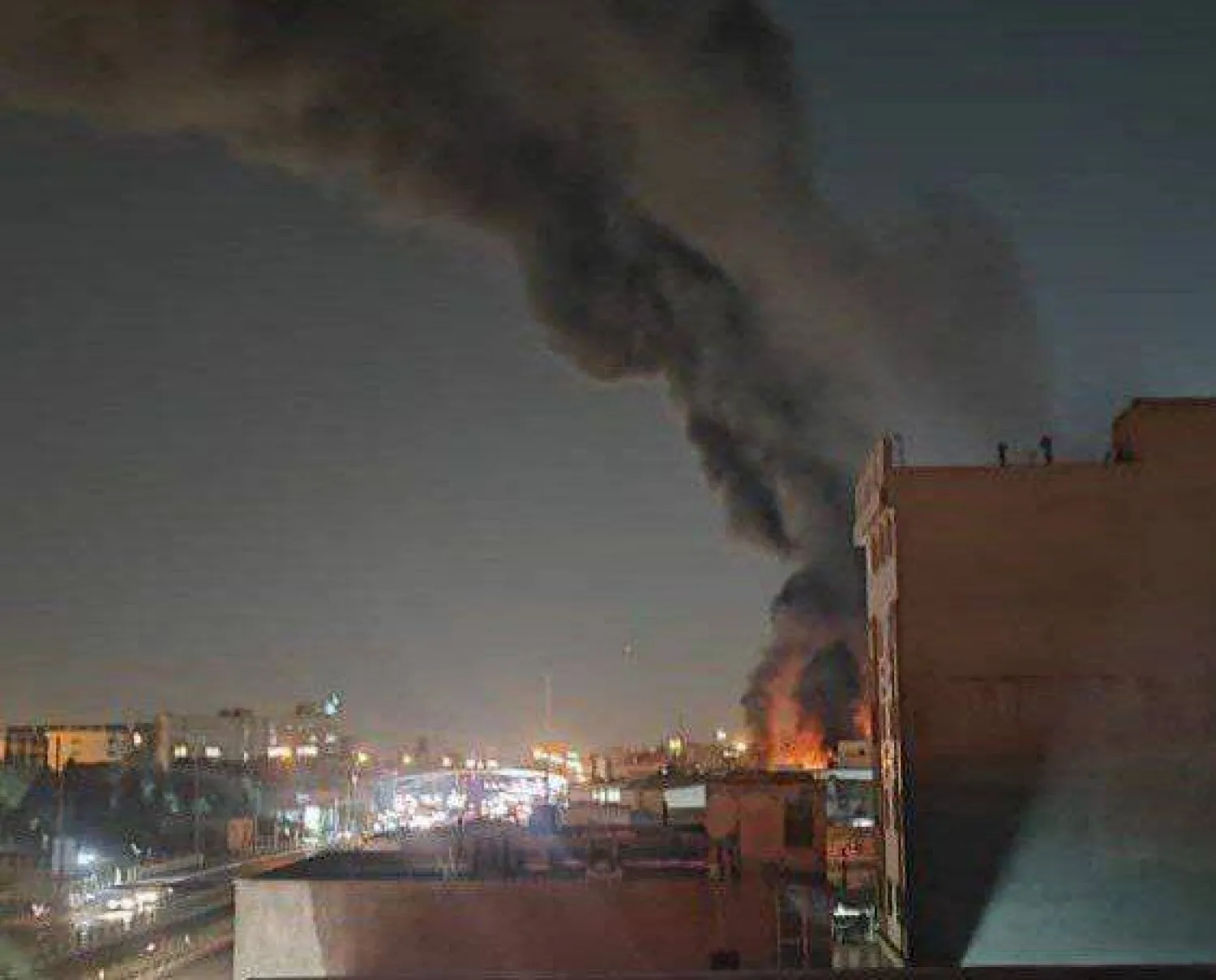 صورة انتشرت على شبكات التواصل الاجتماعي من حريق في شرق طهران مساء الجمعة (مهر)