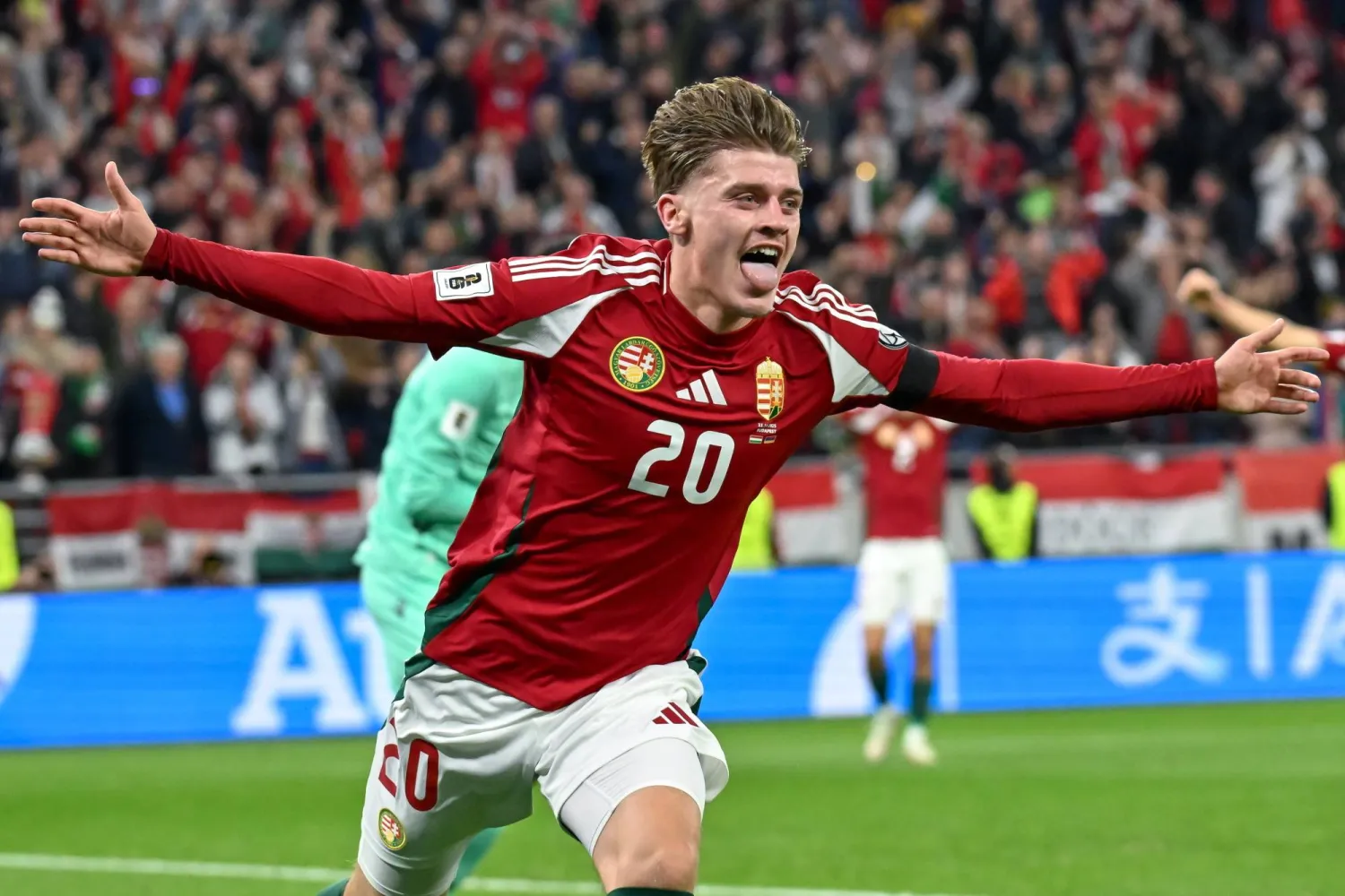 جروبر لاعب المجر يحتفل بهدفه في شباك أرمينيا (أ.ب)