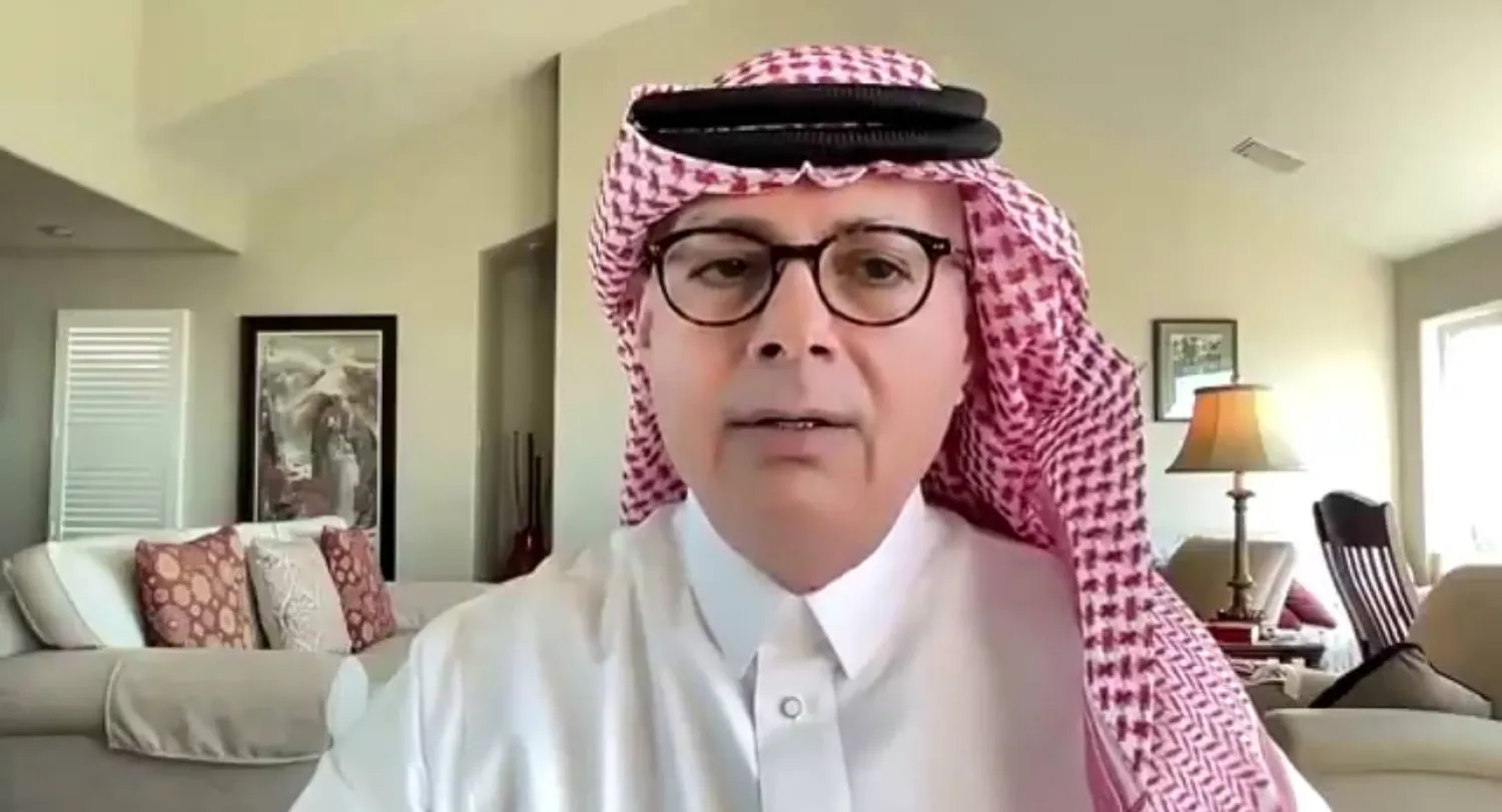 العالِم السعودي عمر ياغي الفائز بجائزة «نوبل» في الكيمياء يتحدث عبر فيديو مصوَّر عن إنجازه التاريخي (واس)