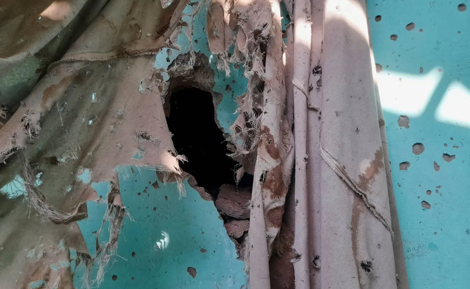 آثار قذيفة استهدفت مأوى للنازحين في الفاشر (رويترز)