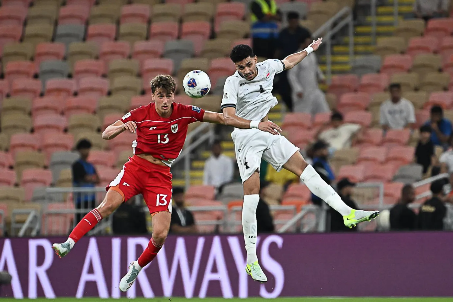 زيد تحسين لاعب العراق يرتقي للكرة مع ماورو زيلستر من إندونيسيا (أ.ب)