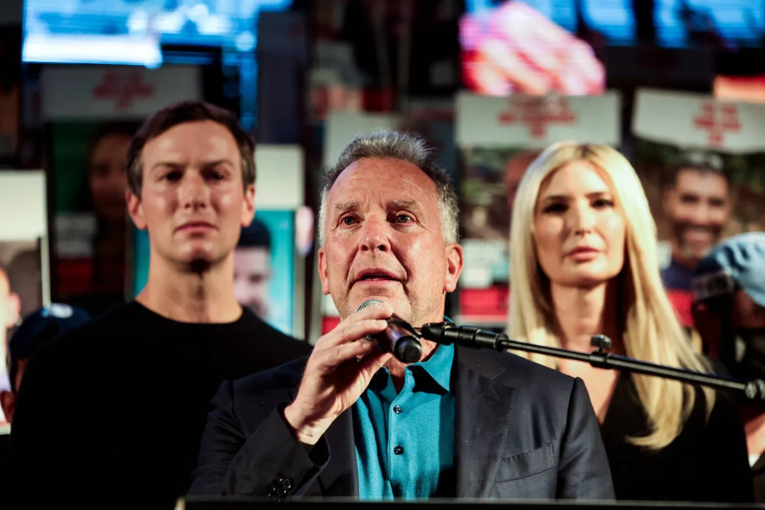 المبعوث الأميركي الخاص ستيف ويتكوف برفقة ابنة ترمب إيفانكا وزوجها جاريد كوشنر في تل أبيب (رويترز)