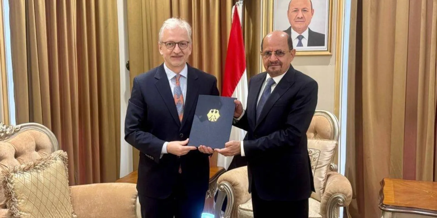 German Ambassador to Yemen Thomas Schneider presents his credentials to Foreign Minister Dr. Shaya Zindani in August. (Saba)
