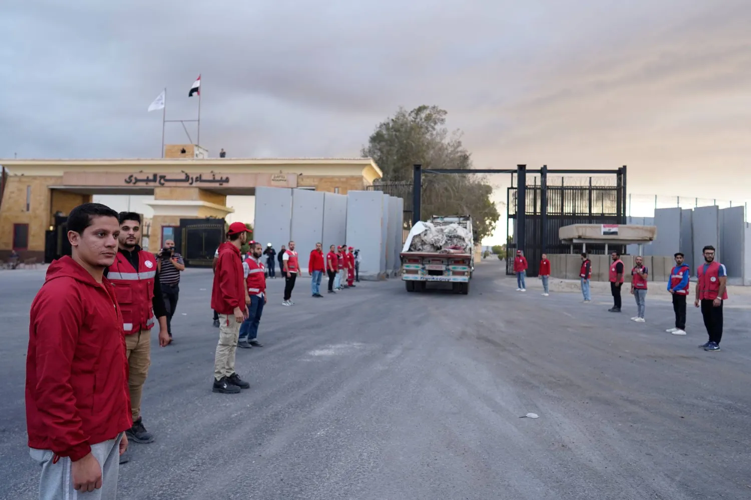 تحرك 400 شاحنة مساعدات إنسانية تمهيداً للدخول إلى غزة